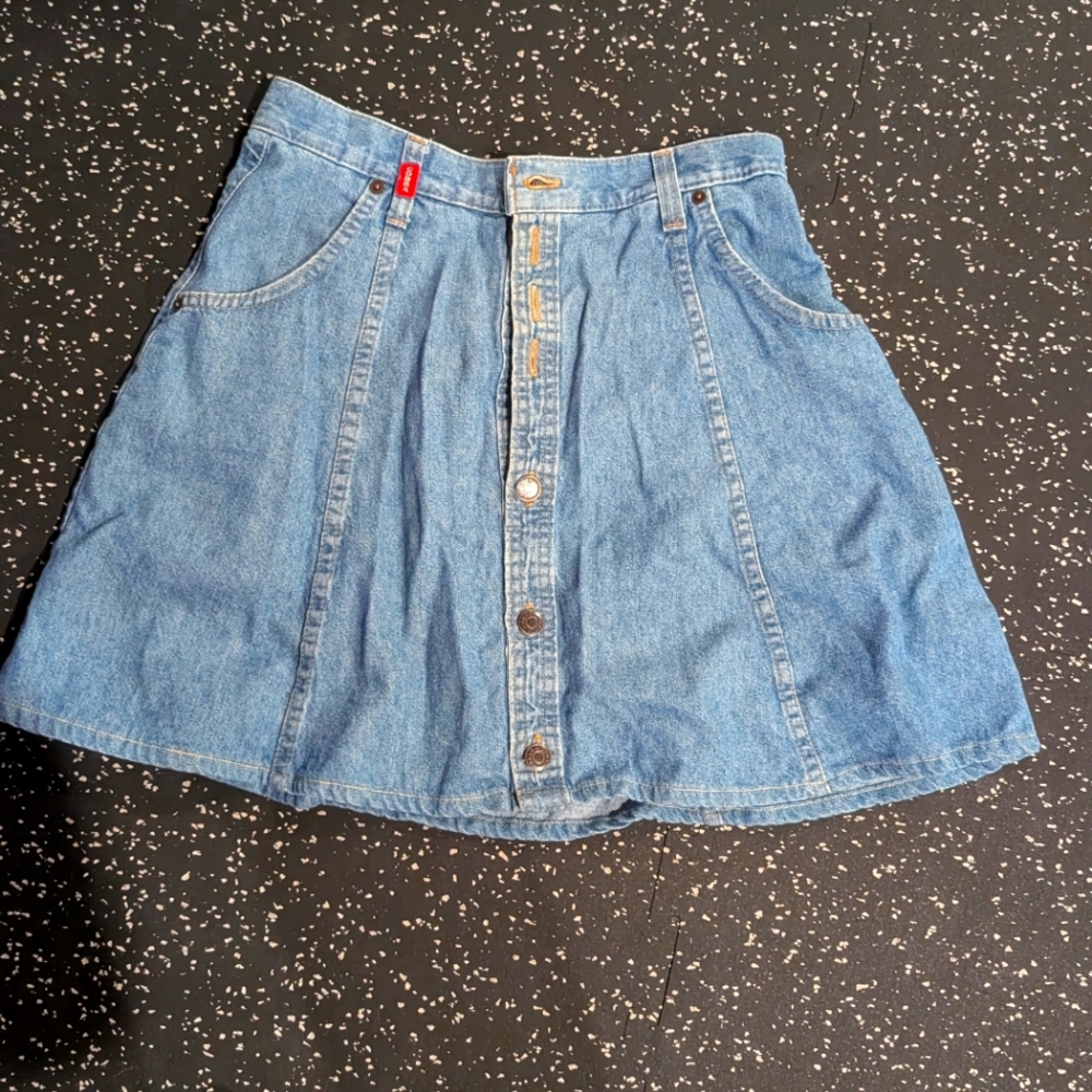 Denim skirt.